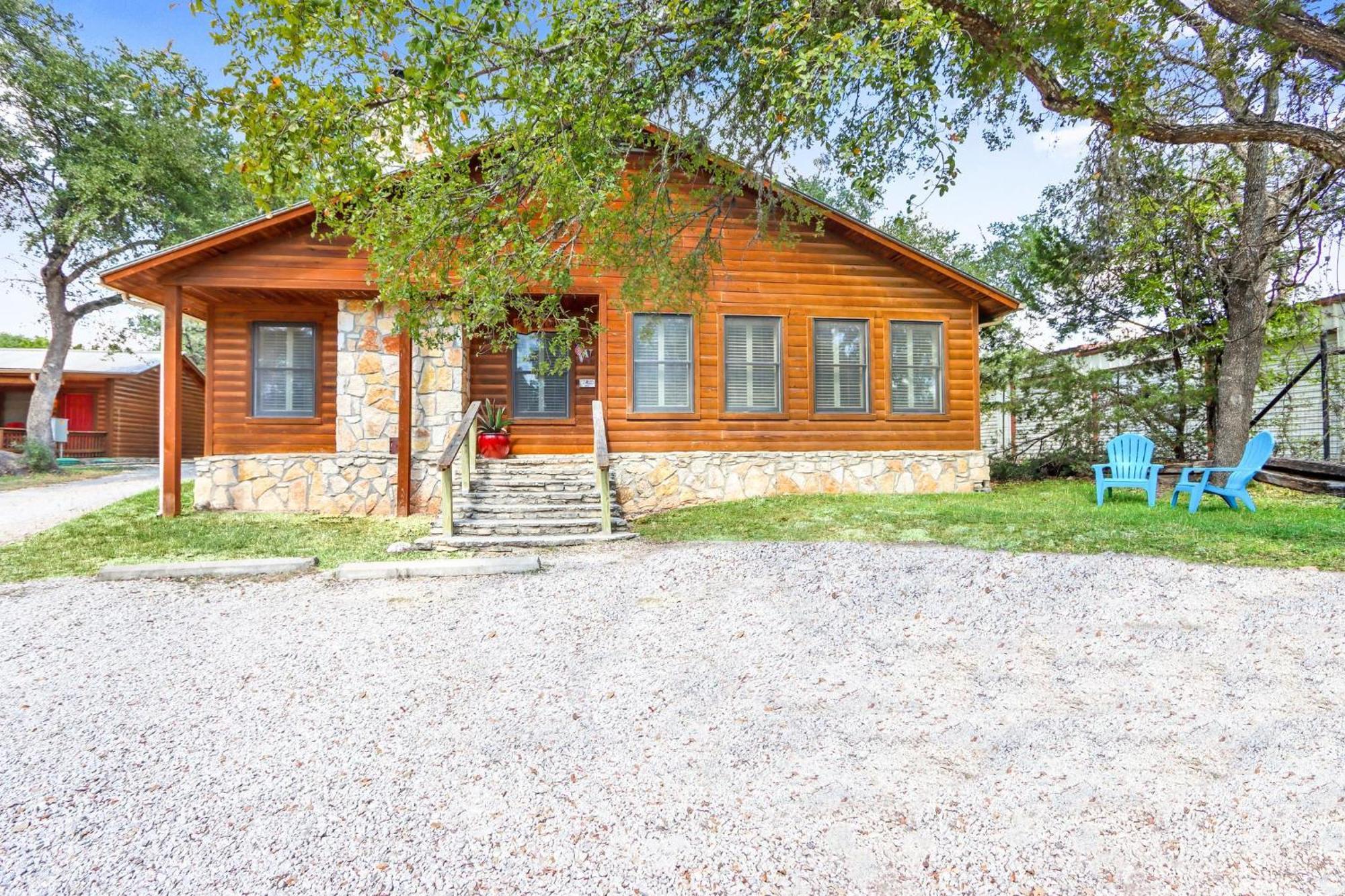 Wimberley Log Cabins Resort And Suites- The Oak Lodge Exterior photo