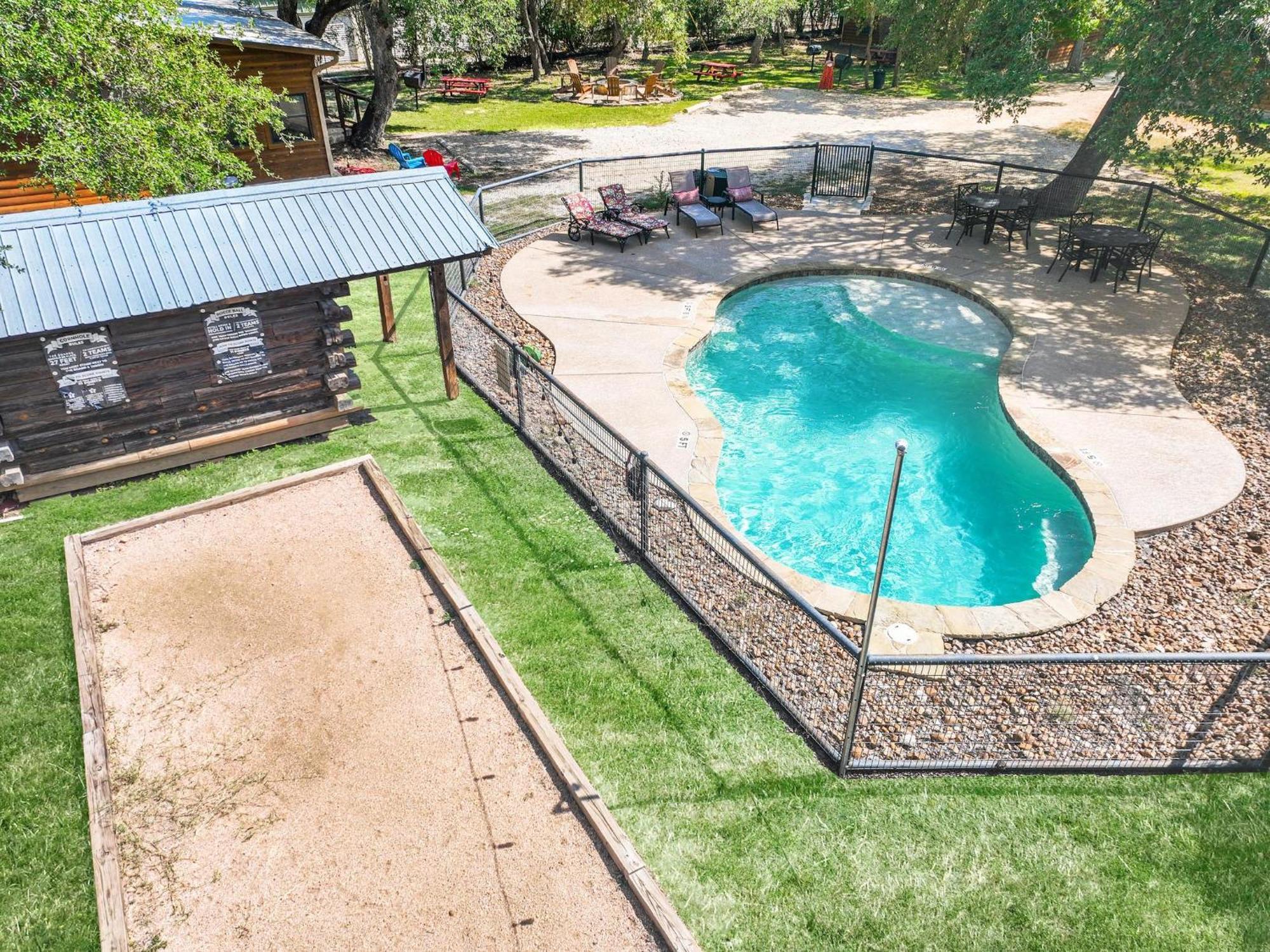 Wimberley Log Cabins Resort And Suites- The Oak Lodge Exterior photo