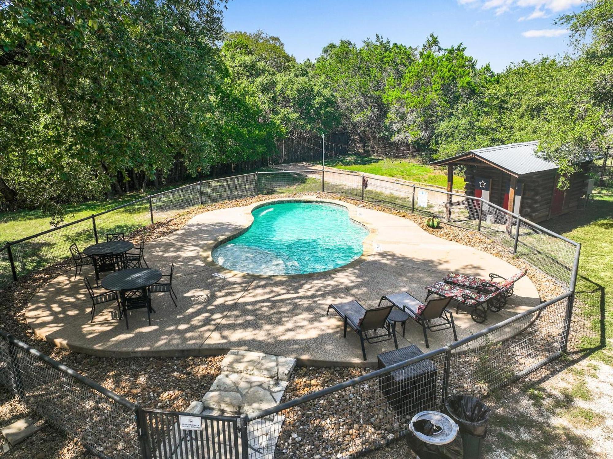 Wimberley Log Cabins Resort And Suites- The Oak Lodge Exterior photo