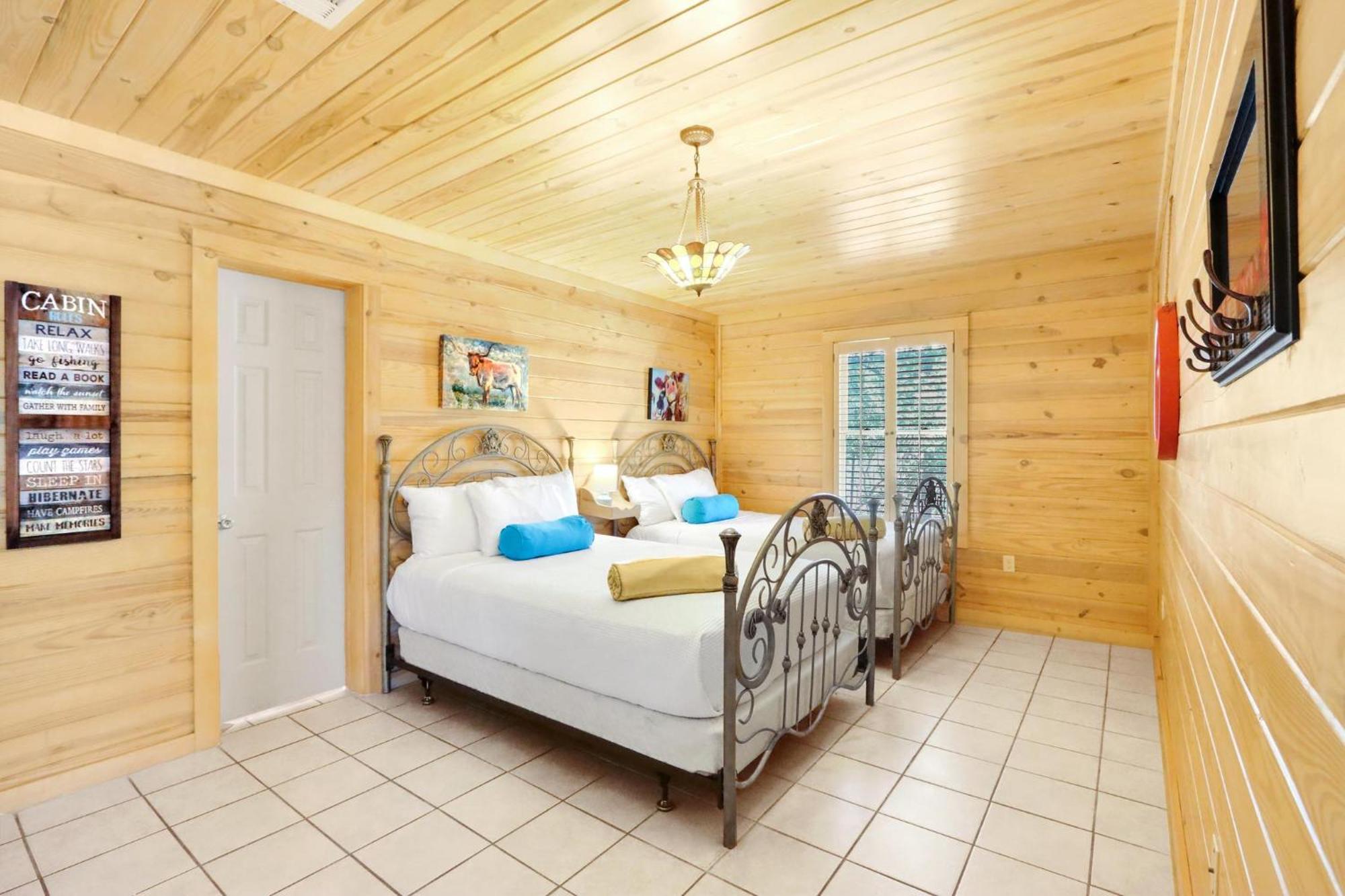 Wimberley Log Cabins Resort And Suites- The Oak Lodge Exterior photo
