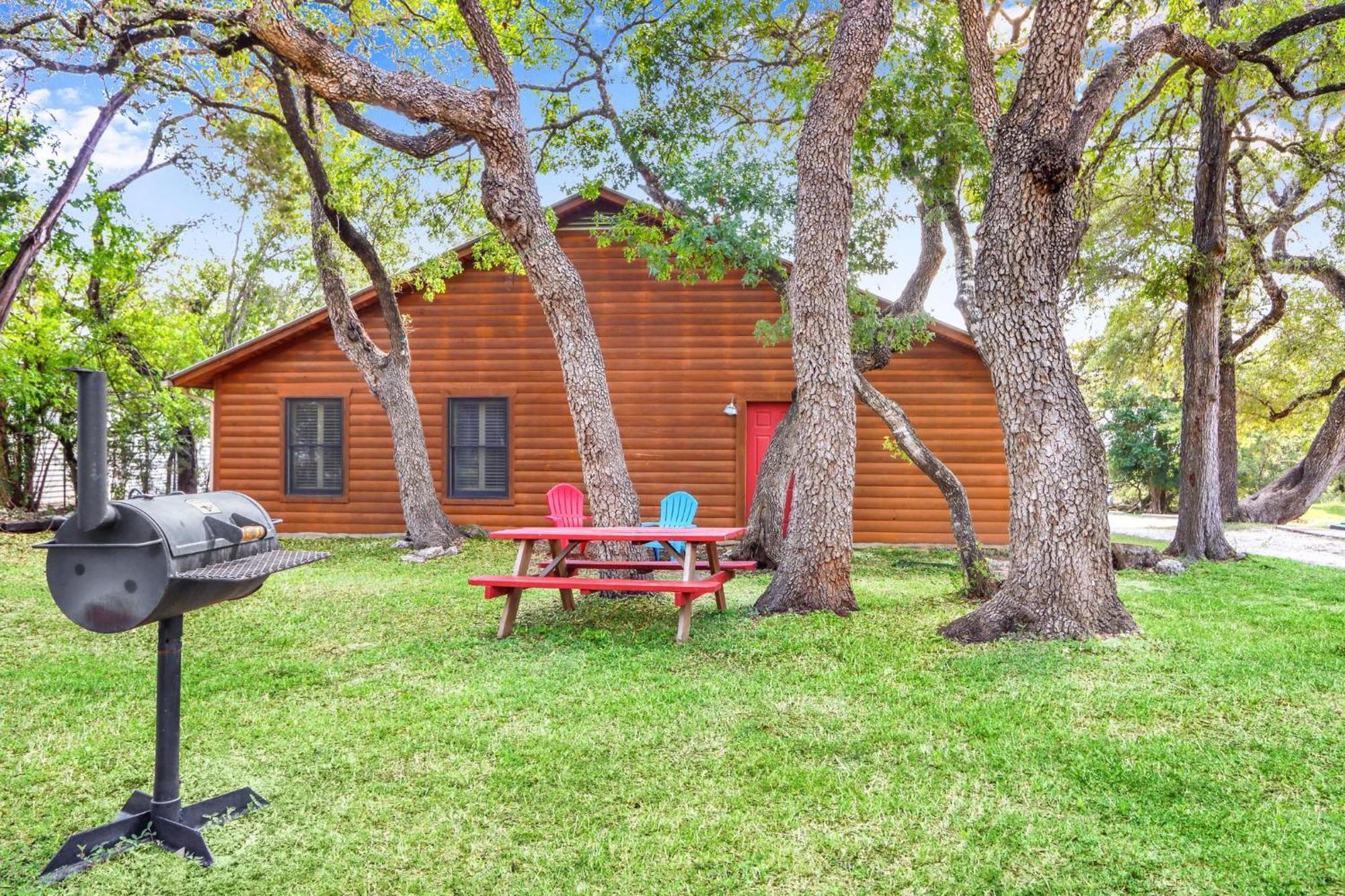 Wimberley Log Cabins Resort And Suites- The Oak Lodge Exterior photo