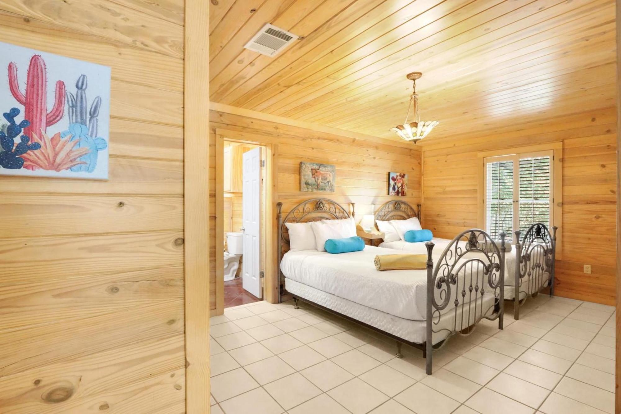 Wimberley Log Cabins Resort And Suites- The Oak Lodge Exterior photo