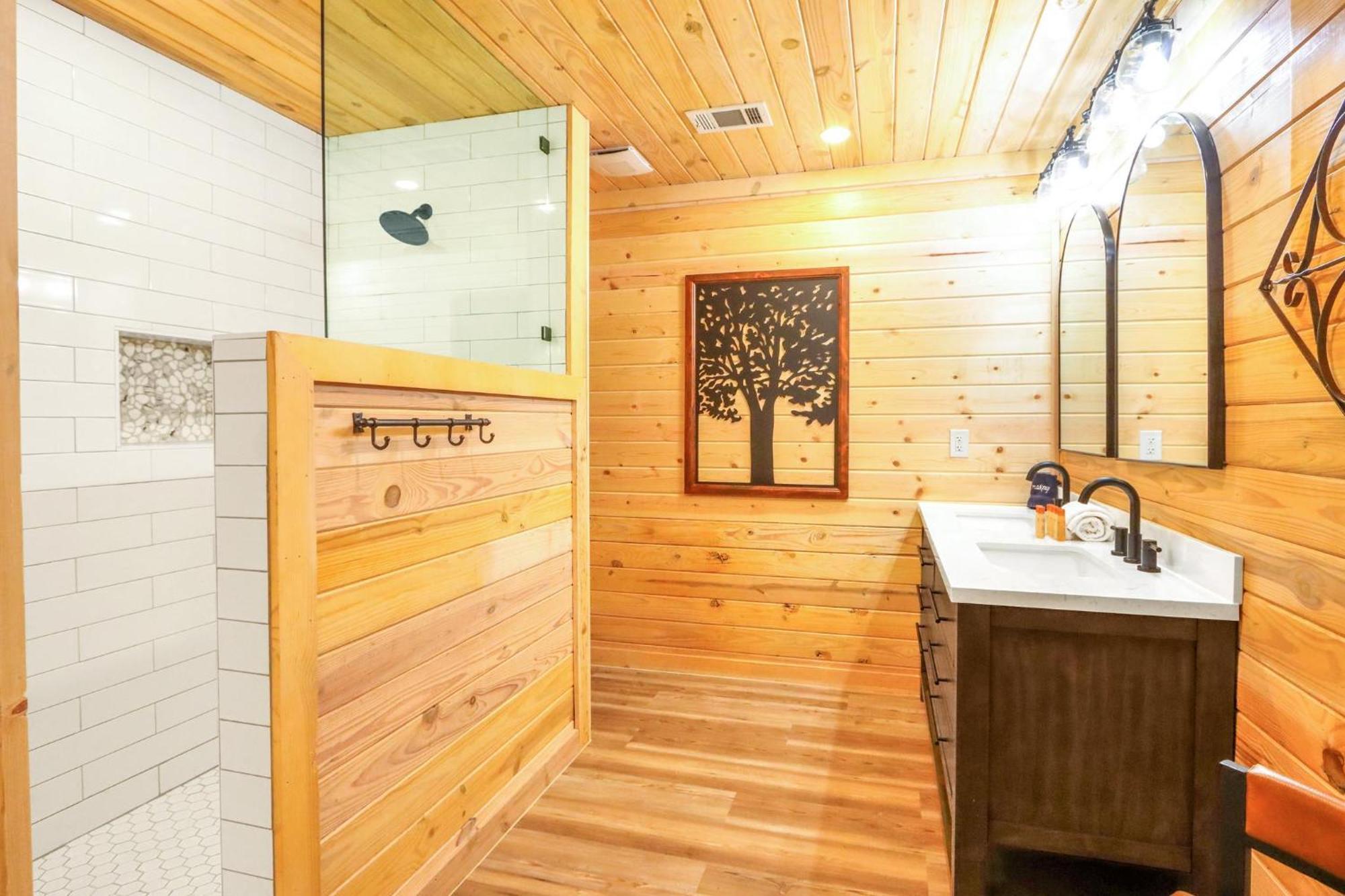 Wimberley Log Cabins Resort And Suites- The Oak Lodge Exterior photo