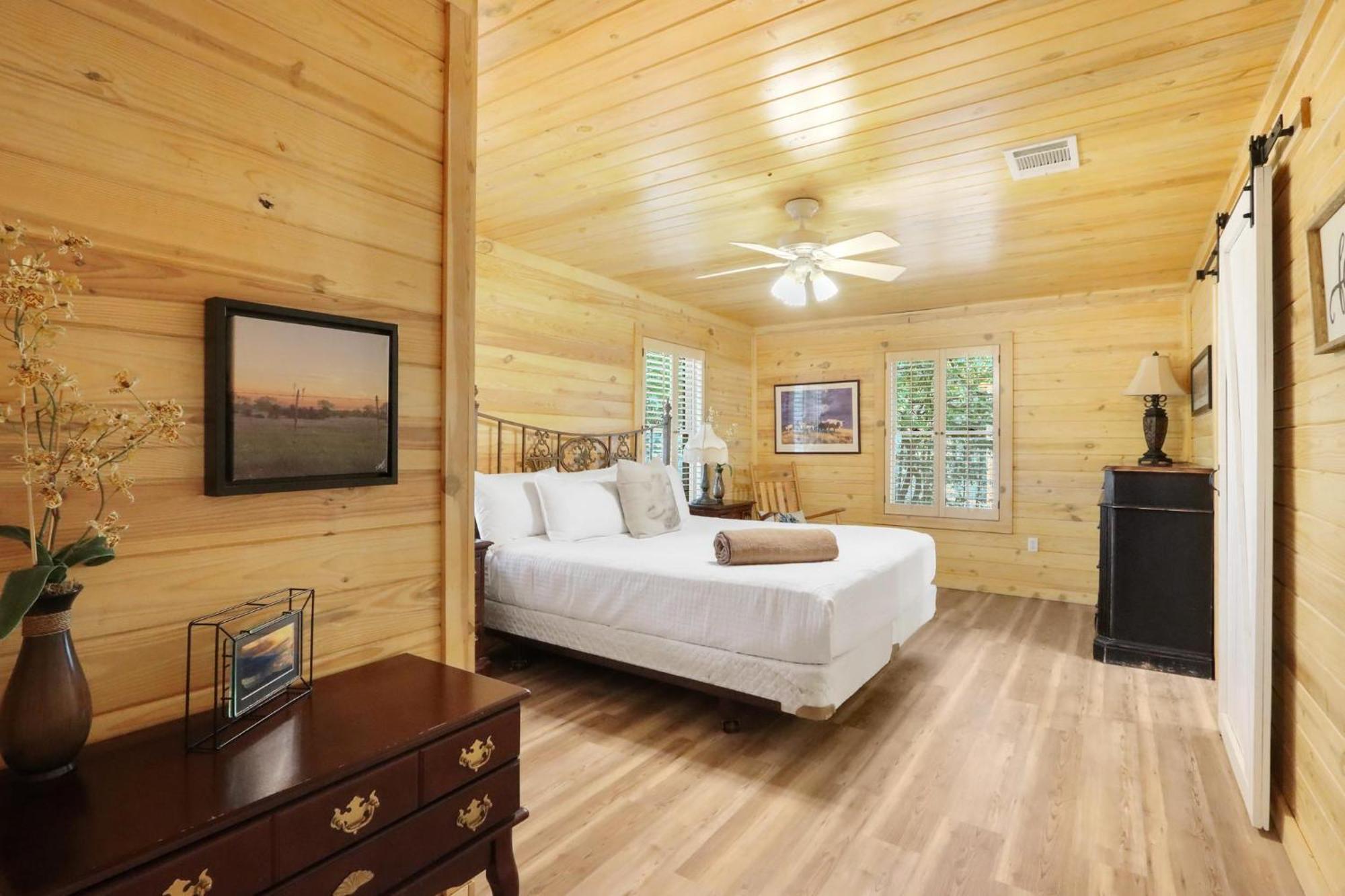 Wimberley Log Cabins Resort And Suites- The Oak Lodge Exterior photo