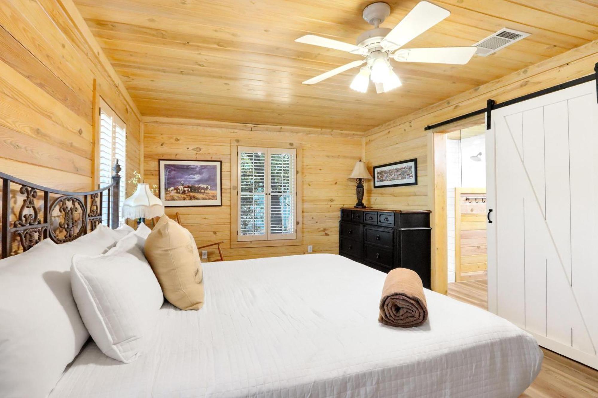 Wimberley Log Cabins Resort And Suites- The Oak Lodge Exterior photo