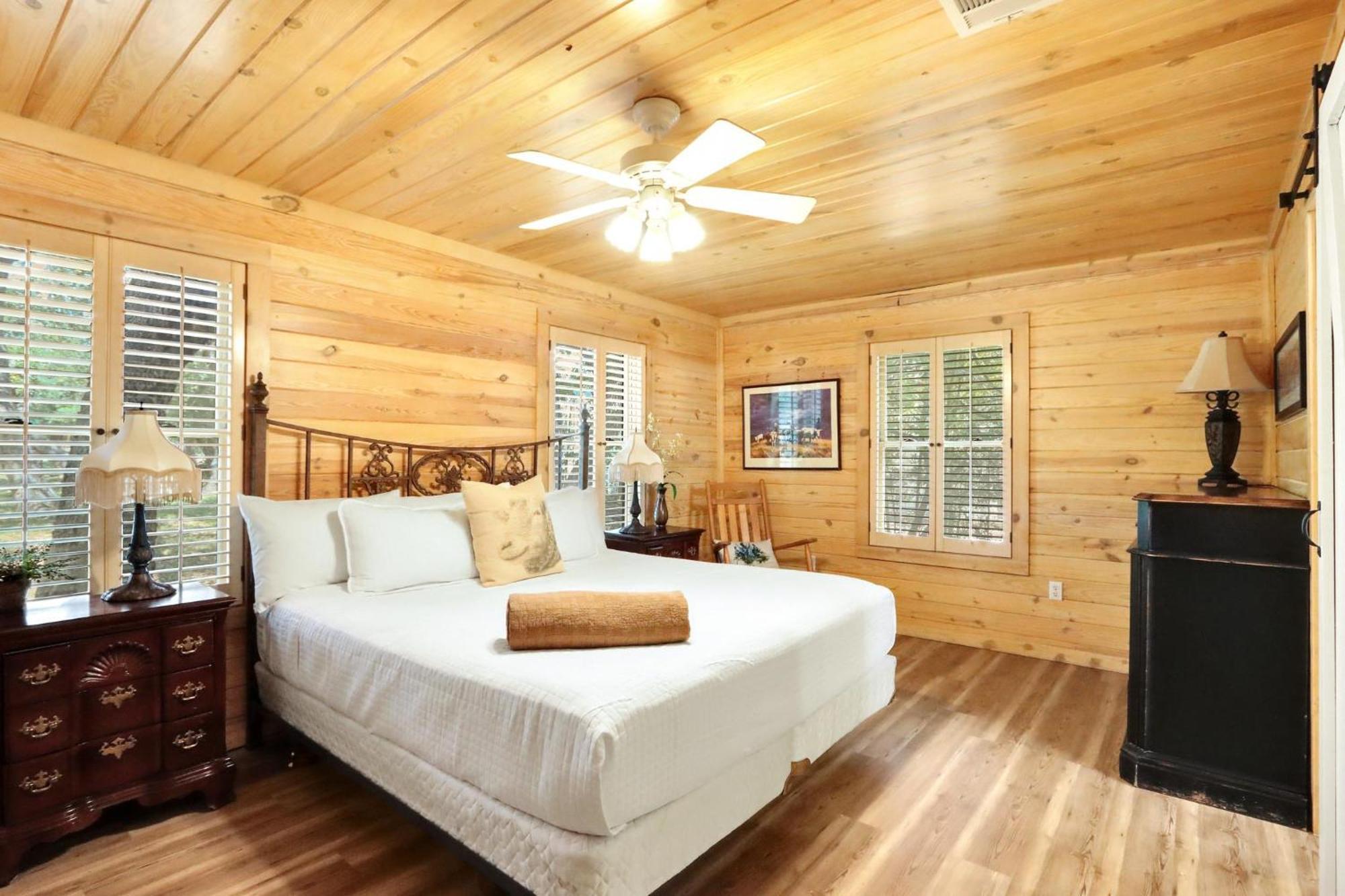 Wimberley Log Cabins Resort And Suites- The Oak Lodge Exterior photo