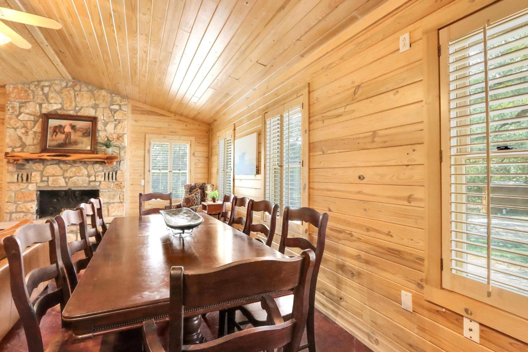 Wimberley Log Cabins Resort And Suites- The Oak Lodge Exterior photo