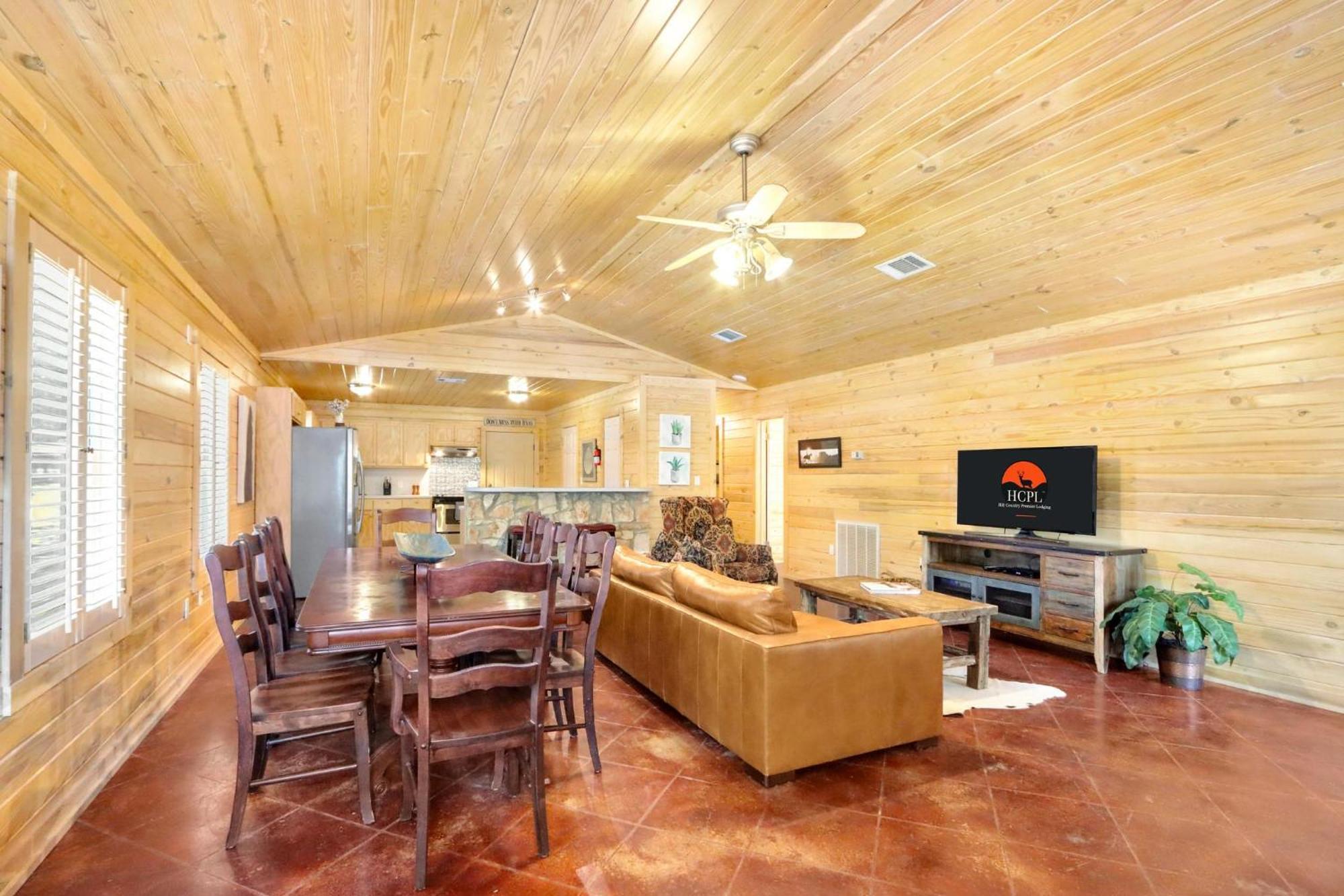 Wimberley Log Cabins Resort And Suites- The Oak Lodge Exterior photo
