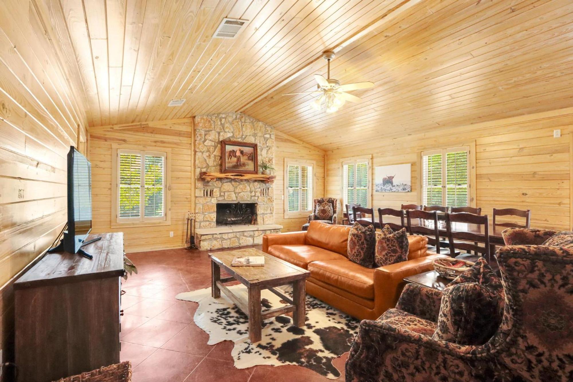 Wimberley Log Cabins Resort And Suites- The Oak Lodge Exterior photo