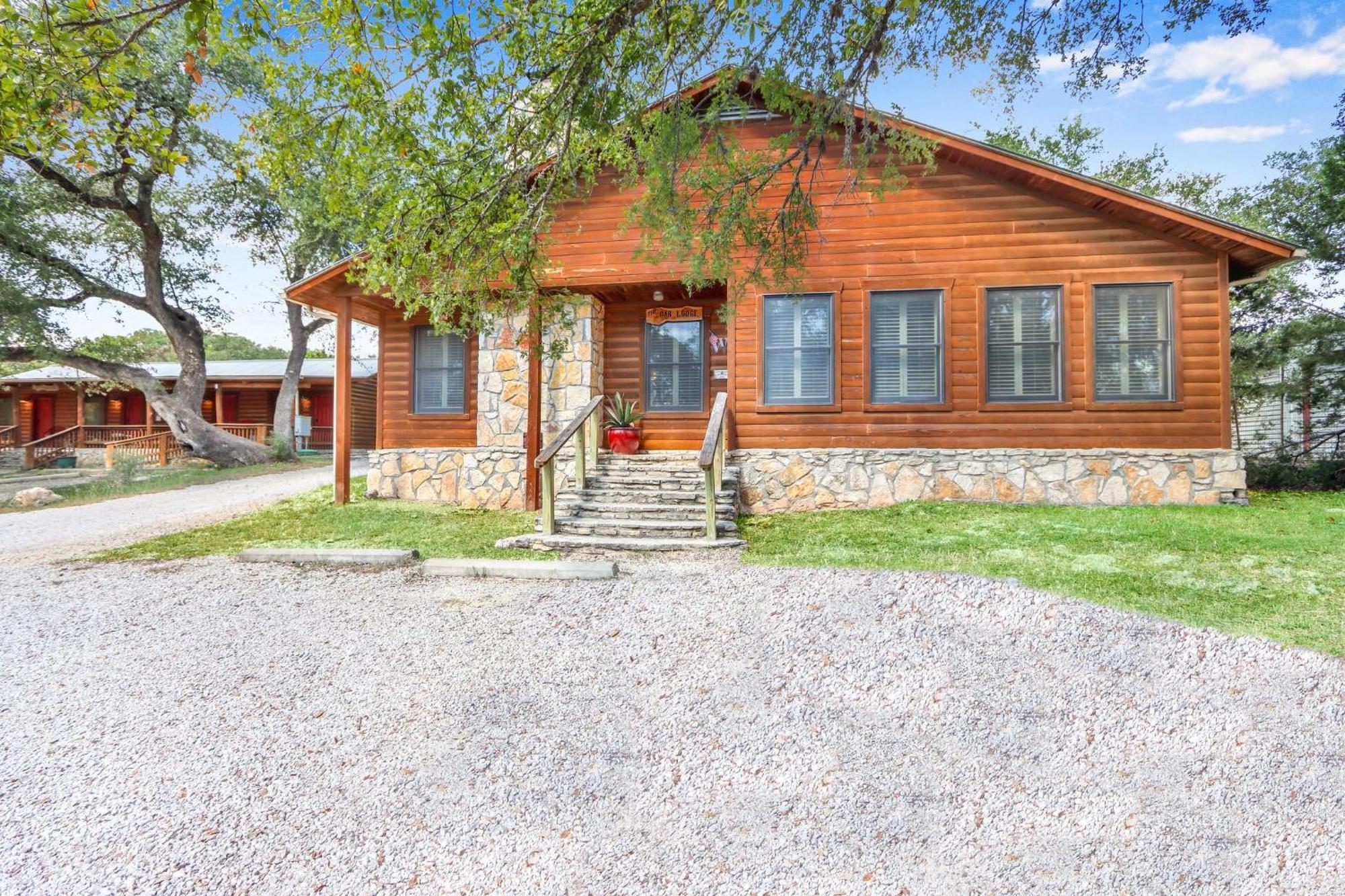 Wimberley Log Cabins Resort And Suites- The Oak Lodge Exterior photo