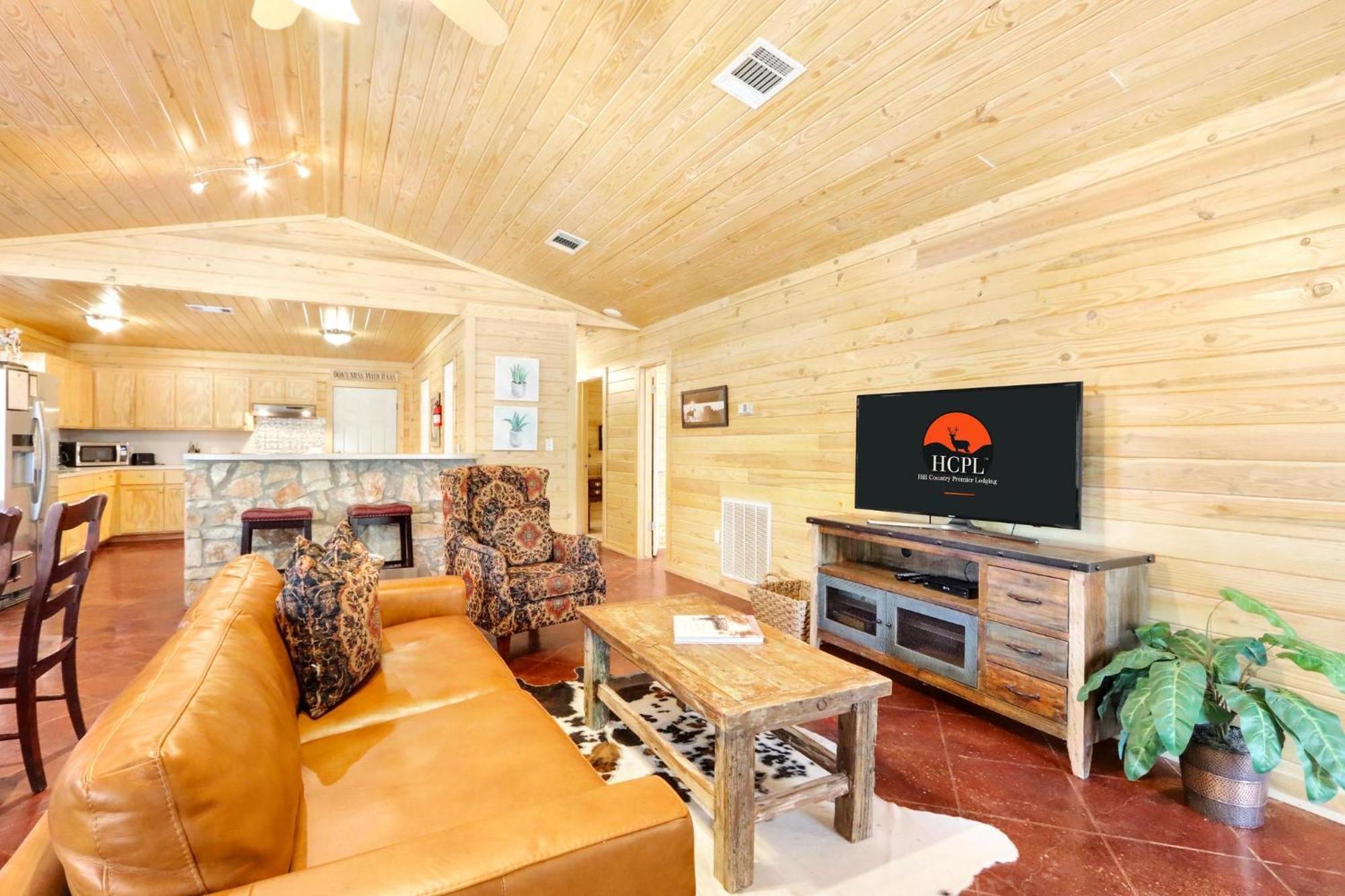 Wimberley Log Cabins Resort And Suites- The Oak Lodge Exterior photo