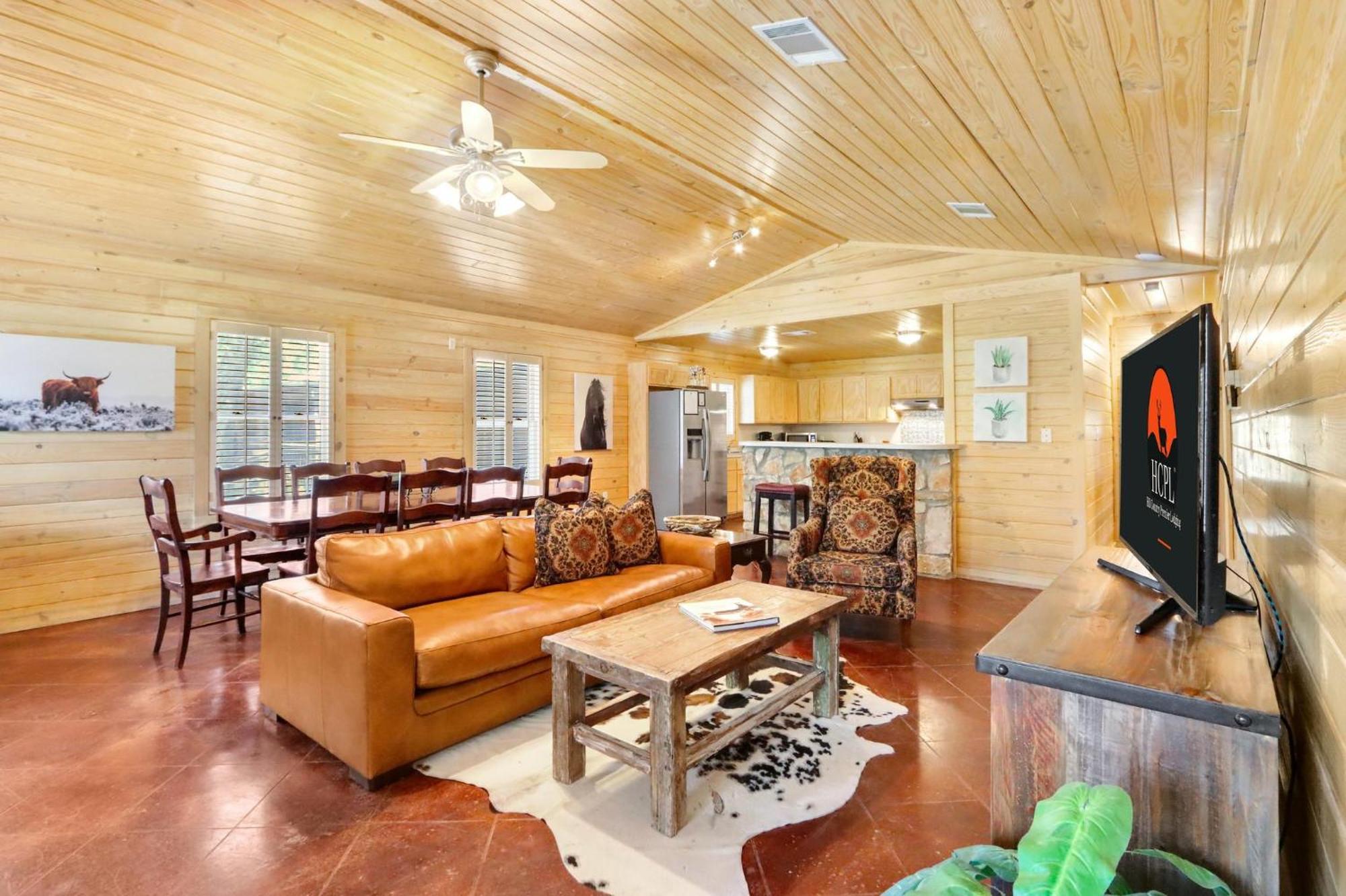 Wimberley Log Cabins Resort And Suites- The Oak Lodge Exterior photo